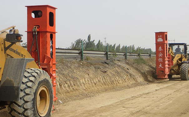 液壓夯實(shí)機(jī)高速公路施工中 液壓夯實(shí)機(jī)高速公路施工中